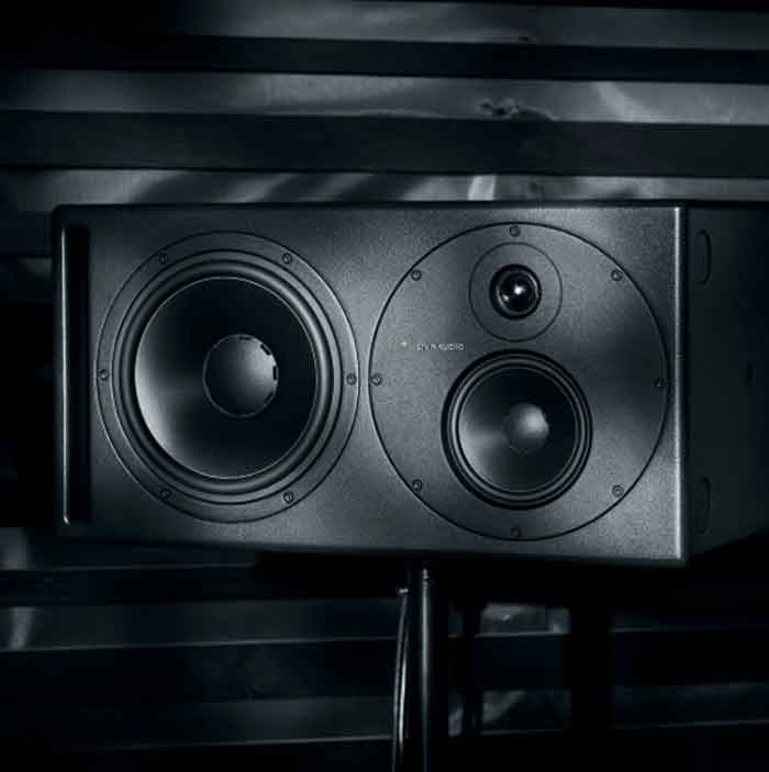 Dynaudio Core 59 | 3-way với chi tiết thiết kế – Dynaudio Core 59 Studio Monitor thiết kế tổng thể hình hộp chữ nhật to bản, kiểu dáng cứng cáp, đậm chất phòng thu chuyên nghiệp