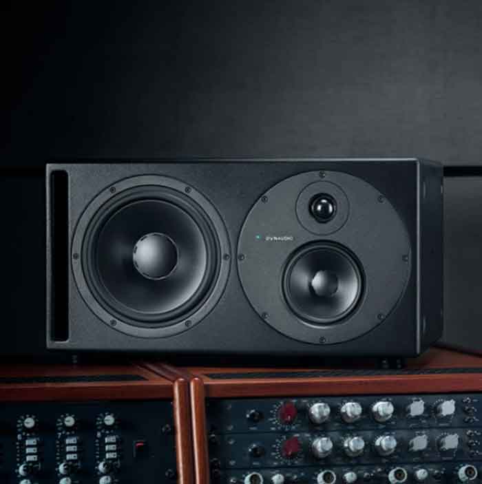 Dynaudio Core 59 | 3-way hình đang được miêu tả sản phẩm đang được đặt trên kề vào có thêm 2 thiết bị khác ở ngăng dưới 
