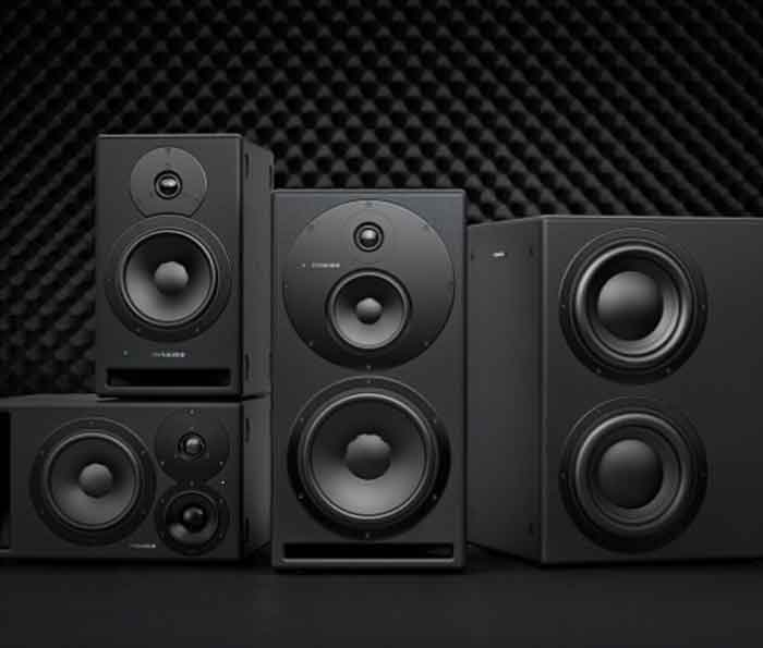 Dynaudio Core 7 7 inch Studio Monitor hình đang được miêu tả chụp 4 thế hệ của loa Core 59 | 3-way trong 1 khung hình và nên đen nhẹ ở sau 