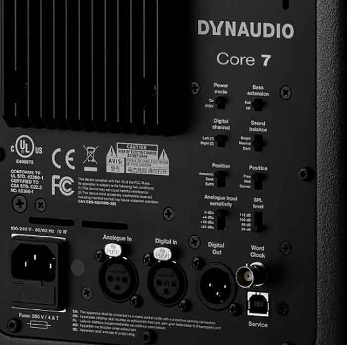 Dynaudio Core 7 7 inch Studio Monitor hình đang được chụp miêu tả chi tiết mặt sau của sản phẩm với có đầy đủ các phích cắm đầu vào để dễ kết nối sử dụng 
