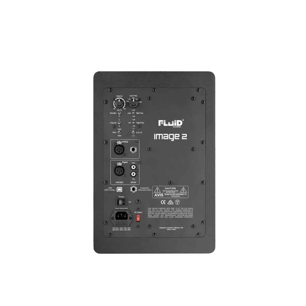Fluid Audio Image 2 hình đang được chup miêu tả chi tiết mặt sau của loa với đầy đủ các phích cắm đầu và thông số của loa 