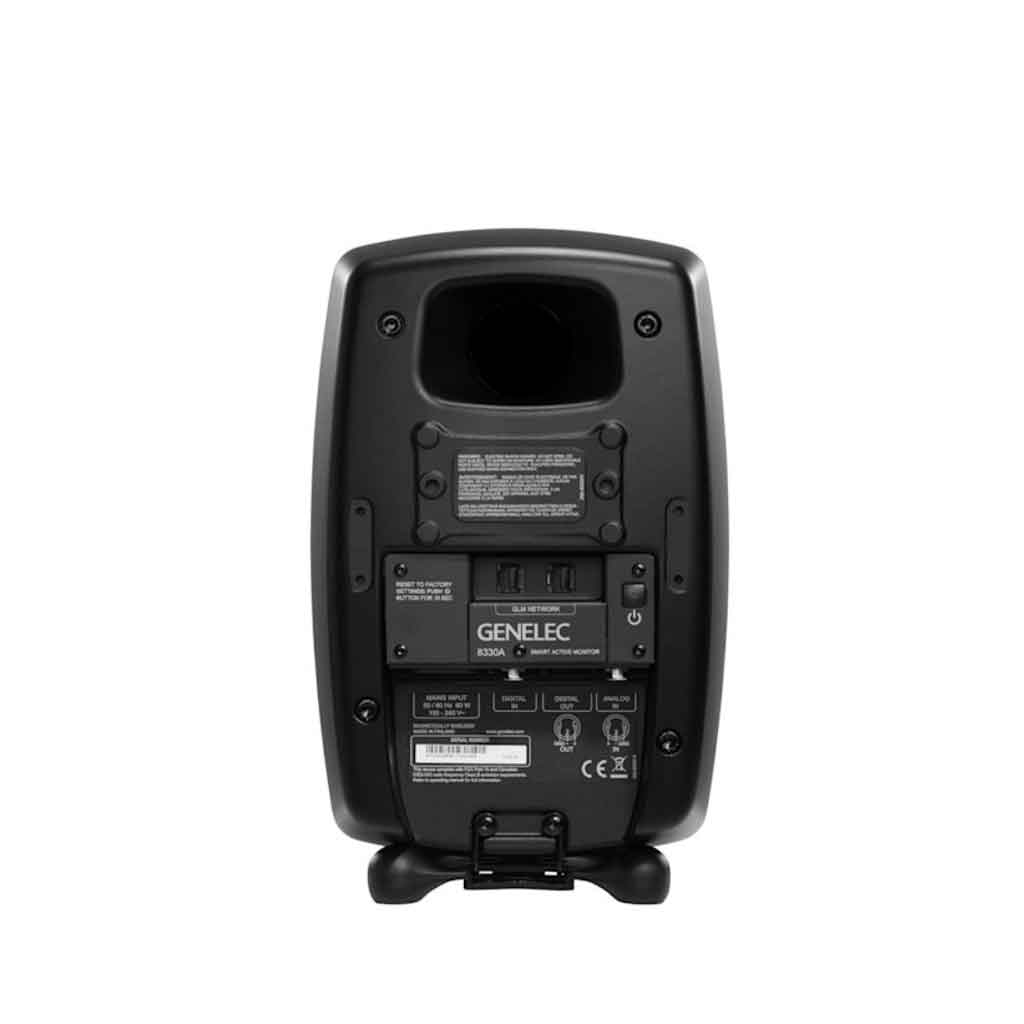 Genelec 8330A SAM™ Studio Monitor hình đang được chụp miêu tả chi tiết mặt sau của sản phẩm với có đầy đủ các phích cắm đầu vào với có thiết kế có chỗ lỏm vào để dễ dàng vận chuyển và sử dụng 