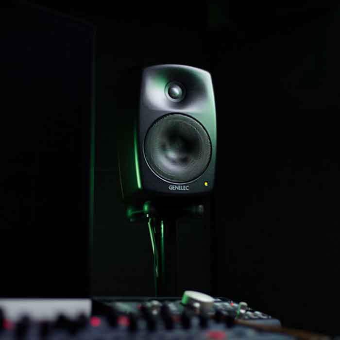 Genelec 8330A SAM™ Studio Monitor hình đang được chụp miêu tả loa đang được đặt trong phòng và đang được treo lên chân loa