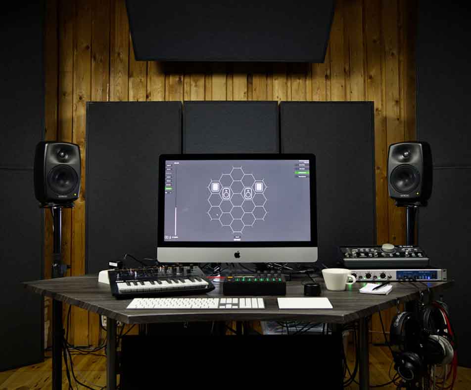 Genelec 8330A SAM™ Studio Monitor hình đang được miêu tả đang set úp 1 góc trong phòng để sử dụng loa để kết nối thua âm hay chạy game với nghe nhạc chẳng hạn 