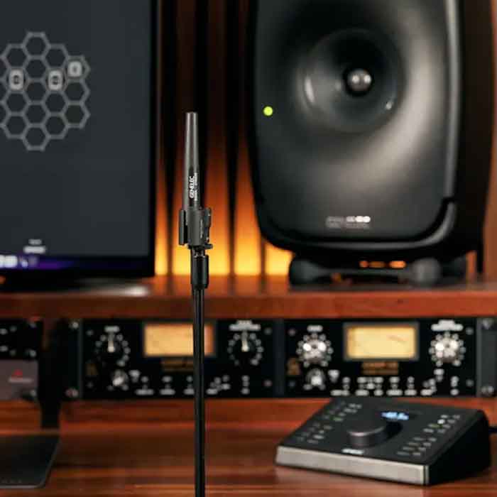 Genelec 8351B SAM™ Xung quanh là hệ thống waveguide tối ưu hóa phân tán âm thanh đều và rộng khắp không gian có một đèn LED nhỏ màu xanh lá báo hiệu tình trạng hoạt động