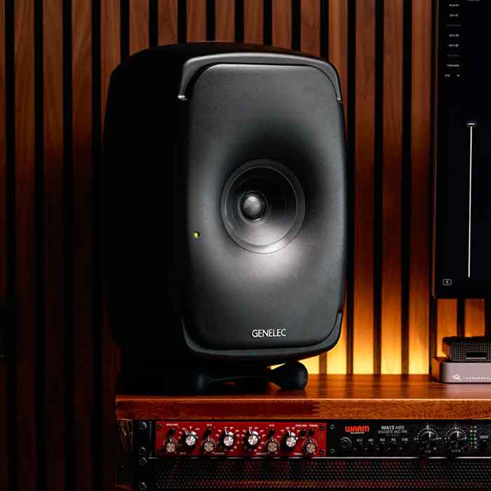 Genelec 8351B SAM™ với được thiết kế bề mặt vỏ đen mờ (matte black), làm bằng nhôm đúc nguyên khối (die-cast aluminum) – bền, chắc và tối ưu hóa âm học.