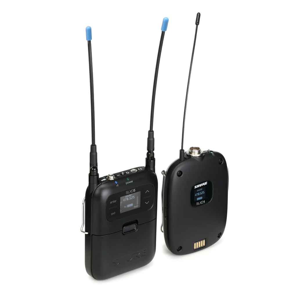 Hệ thống bodypack không dây Shure SLXD15 hình đang được miêu tả bộ phát không dây plug-on bên trái  Thiết bị nhỏ gọn, có cổng kết nối XLR ở phía trên.