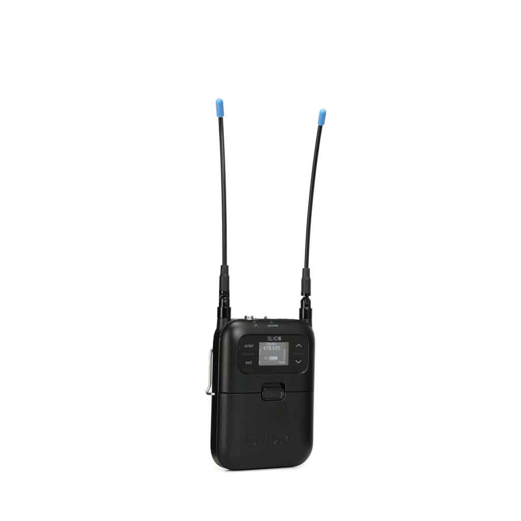 Hệ thống bodypack không dây Shure SLXD15 hình đang được miêu tả màn hình hiển thị thông tin tần số, dung lượng pin và các thông số kỹ thuật.