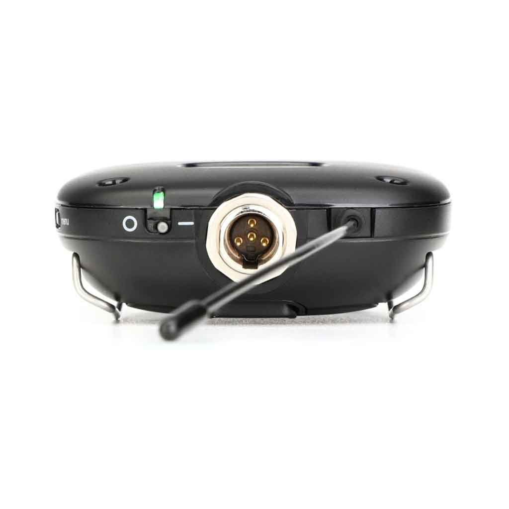 Hệ thống micro không dây Shure SLXD15/DL4B hình đang được mô tả mặt dưới có điểm tiếp xúc để sạc pin.