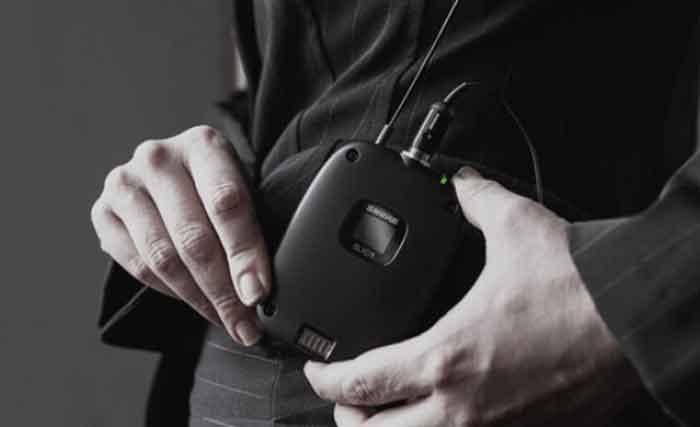 Shure SLXD14 Wireless Guitar System - J52 Band hình đang miêu tả trong hình có người được sử dụng sản phẩm và đang được để vào túi 
