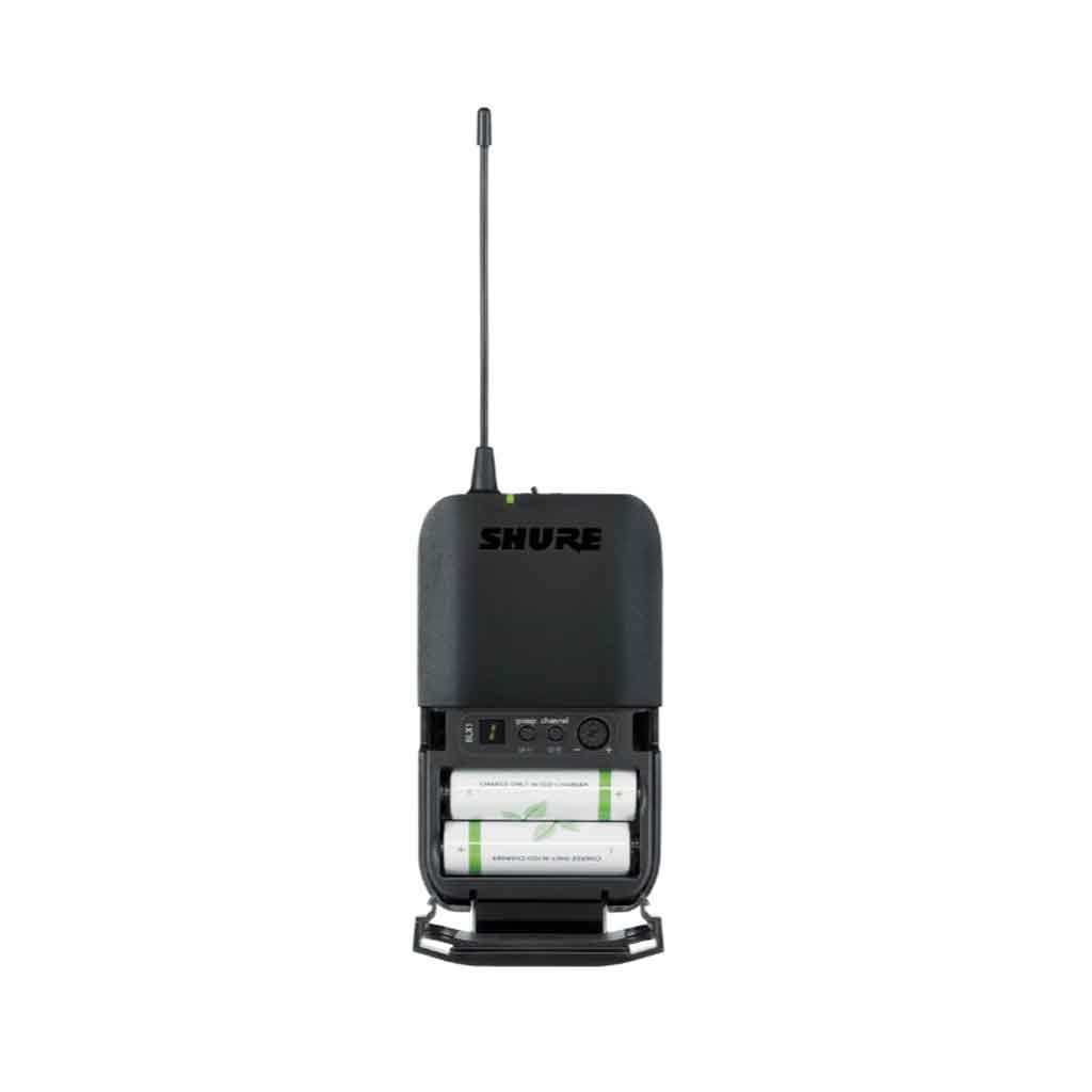 Hệ thống micro đeo tai không dây Shure BLX14/PGA31 với có 3 nút điều khiển group, Channel, Power.  Ăng-ten đôi: Có thể xoay, nâng cao độ ổn định và phạm vi thu sóng vỏ ngoài kim loại sơn tĩnh điện màu đen – chắc chắn, chuyên nghiệp