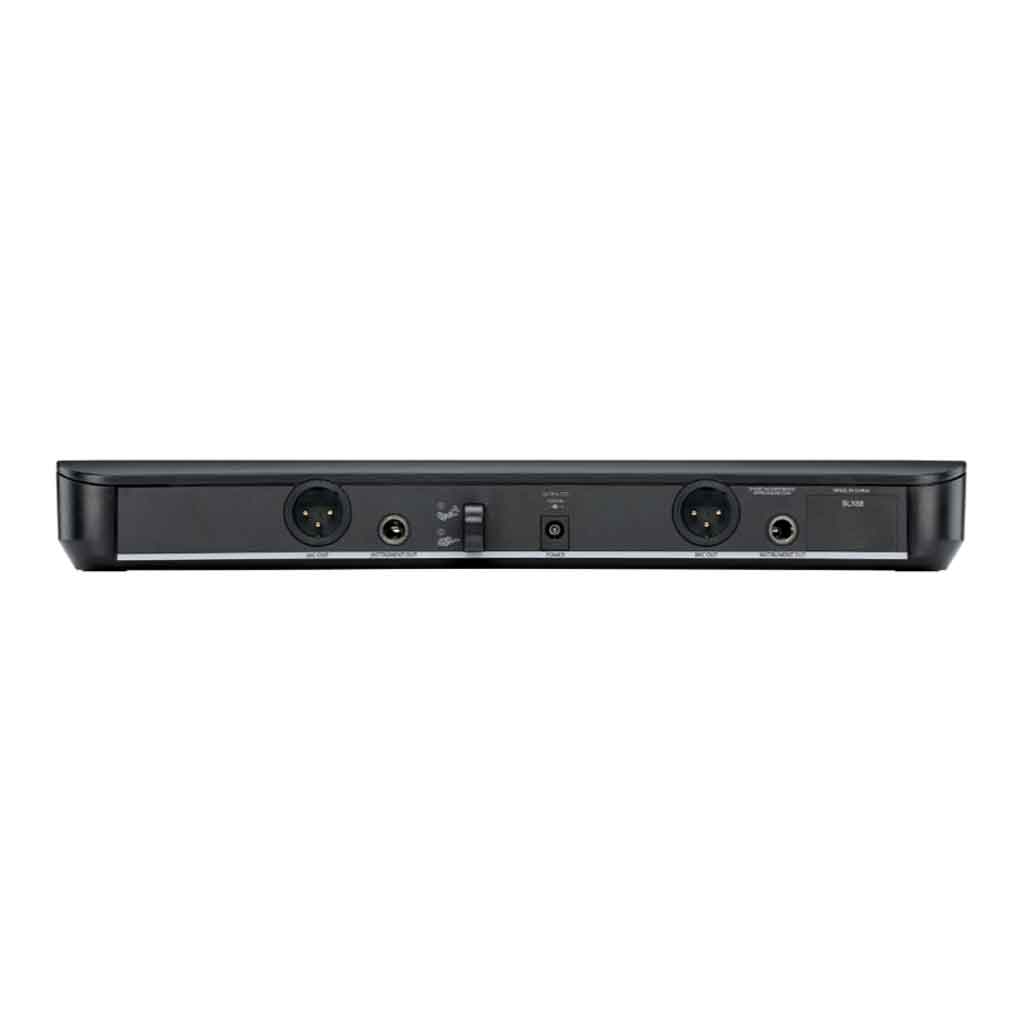 Hệ thống micro không dây cầm tay đôi Shure BLX288/PG58 hình đang được chụp chi tiết mặt sau của sản phẩm có 5 phích cắm đầu vào và nút cần gạt