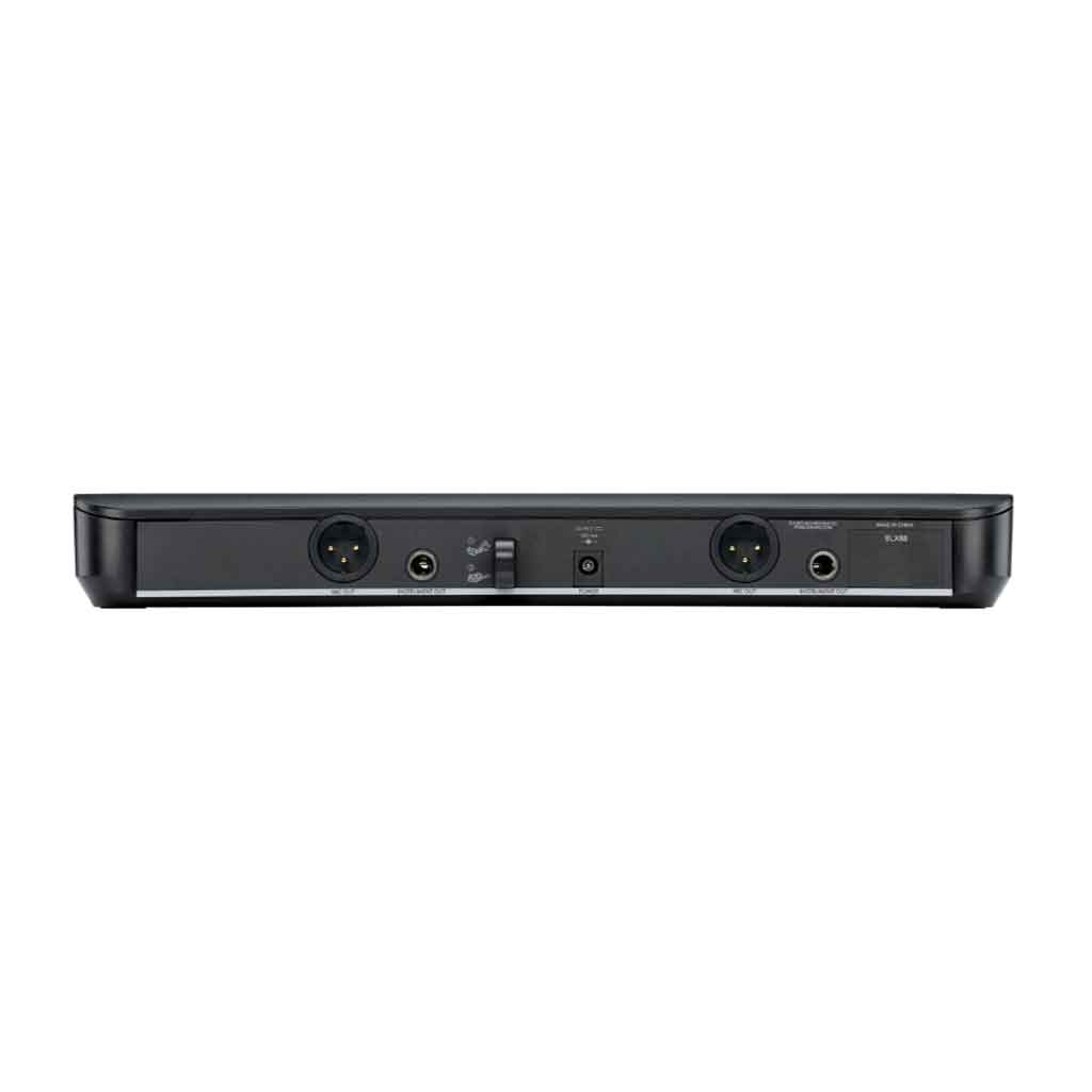 Hệ thống micro không dây cầm tay kép Shure BLX288/SM58 hình đang được chụp mô tả đây là cổng cân bằng (balanced) dùng để kết nối âm thanh từ receiver ra mixer, amply…