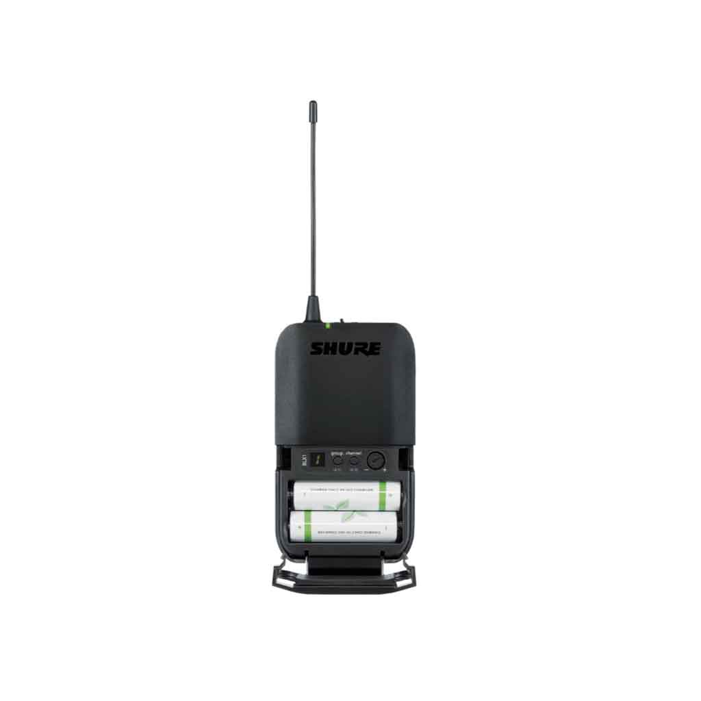Hệ thống micro không dây Shure BLX14R/B98 hình đang được miêu tả chụp mặt sau của sản phẩm và được chụp chi tiết lắp đặt bin 