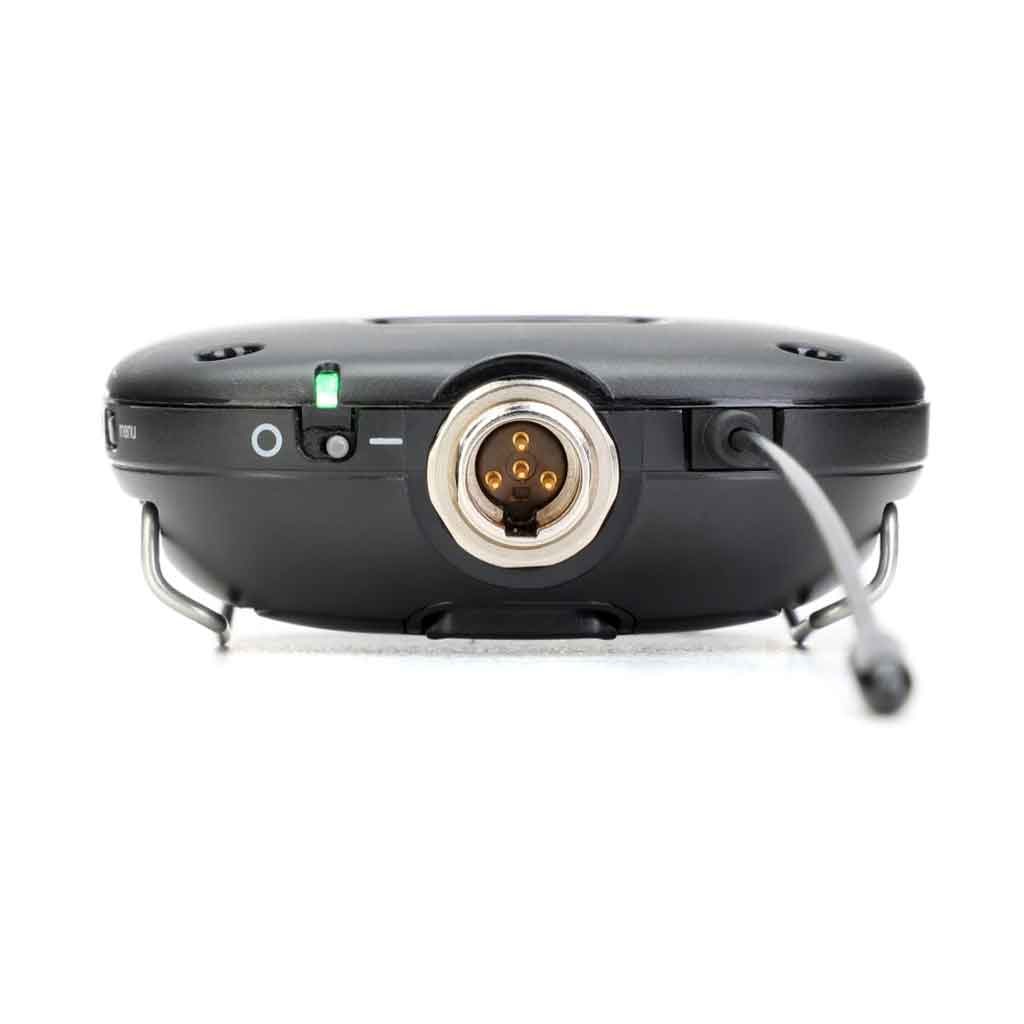 Hệ thống micro không dây Shure SLXD15 hình đang đươc miêu tả cổng kết nối một thiết bị có cổng kết nối ở mặt trên, trong khi thiết bị còn lại có khe cắm pin ở mặt dưới.