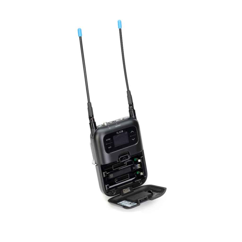 Hệ thống micro không dây Shure SLXD15 hình đang đươc miêu tả màn hình hiển thị Cả hai đều có màn hình LED hiển thị tần số (ví dụ: 568.875 MHz) cùng với các thông tin khác về kết nối và pin.