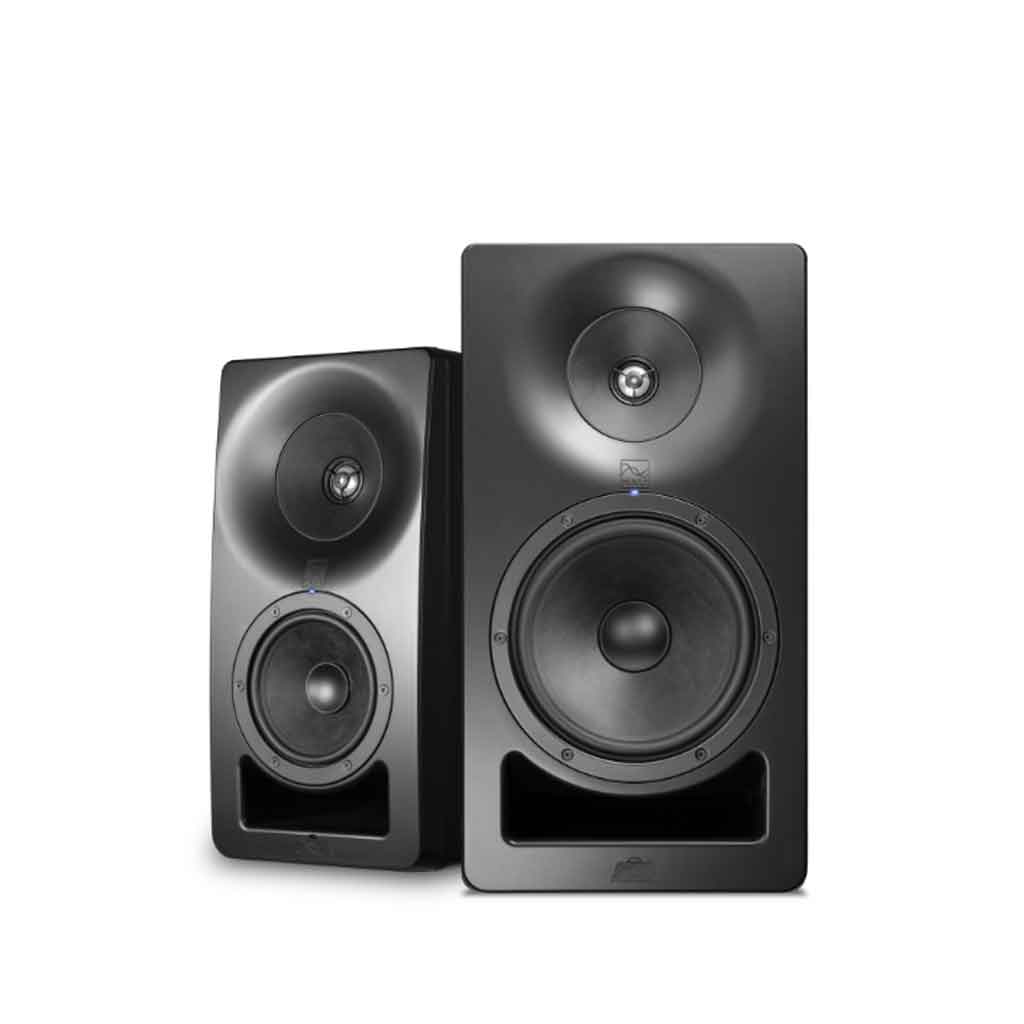 Kali Audio SM-5-C 5-inch 3-way Passive Studio Monitor hình đang được miêu tả chụp chính diện 1 cặp loa với có thiết kế màu đen đẹp mặt và huyền bí 
