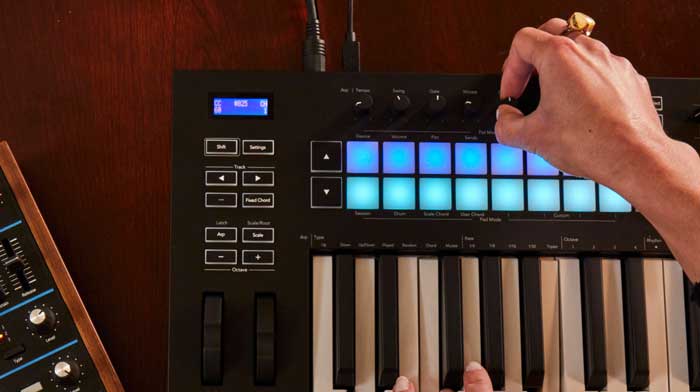Keyboard Controller Novation Launchkey 25 MK3 25-key - Chính hãng