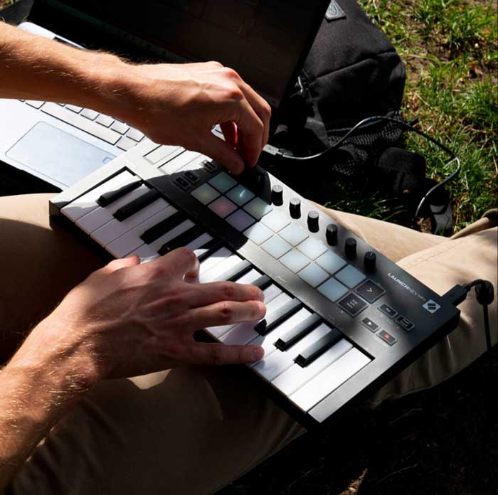 Keyboard Controller Novation Launchkey Mini MK3 - Chính hãng