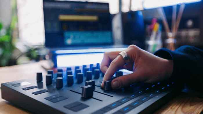 Novation Launch Control XL Mk3 với sản phẩm được thiết kế hình chữ nhật, các cạnh được bo nhẹ, mang đến cảm giác gọn gàng, hiện đại và chuyên nghiệp với đang được đặt trên bàn với kết nối loptop và phần mềm 