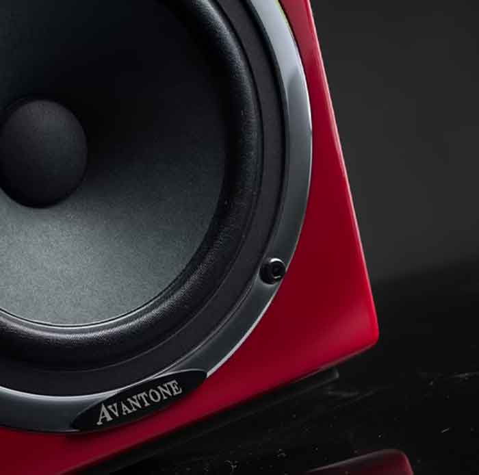 Loa kiểm âm Avantone MIXCUBE ACTIVE loa đang được đặt trên bàn có màu đỏ và chụp 1 góc vẽ đẹp của loa 