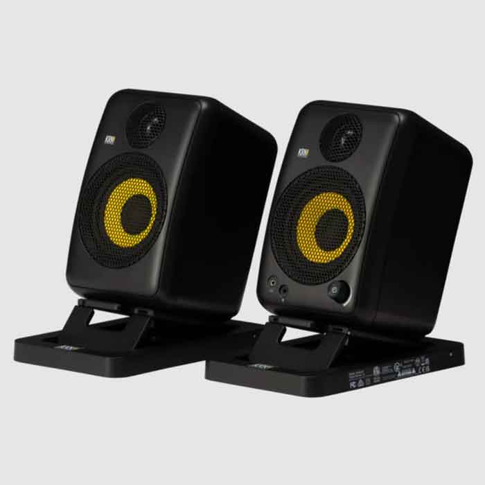 Loa Kiểm Âm KRK Classic 7 hình đang được miêu tả tổng quan thiết kế mặt trước cặp loa active màu đen nhám mạnh mẽ, với vòng tròn vàng đặc trưng của thương hiệu KRK.  Màng loa woofer màu vàng nổi bật với lớp lưới kim loại bảo vệ toàn bộ driver (cả woofer và tweeter).