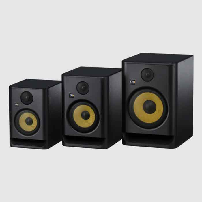 Loa Kiểm Âm KRK Classic 7 hình đang được miêu tả chụp chính diện 3 thế hệ của sản phẩm ở trong khung hình nên có màu xám 