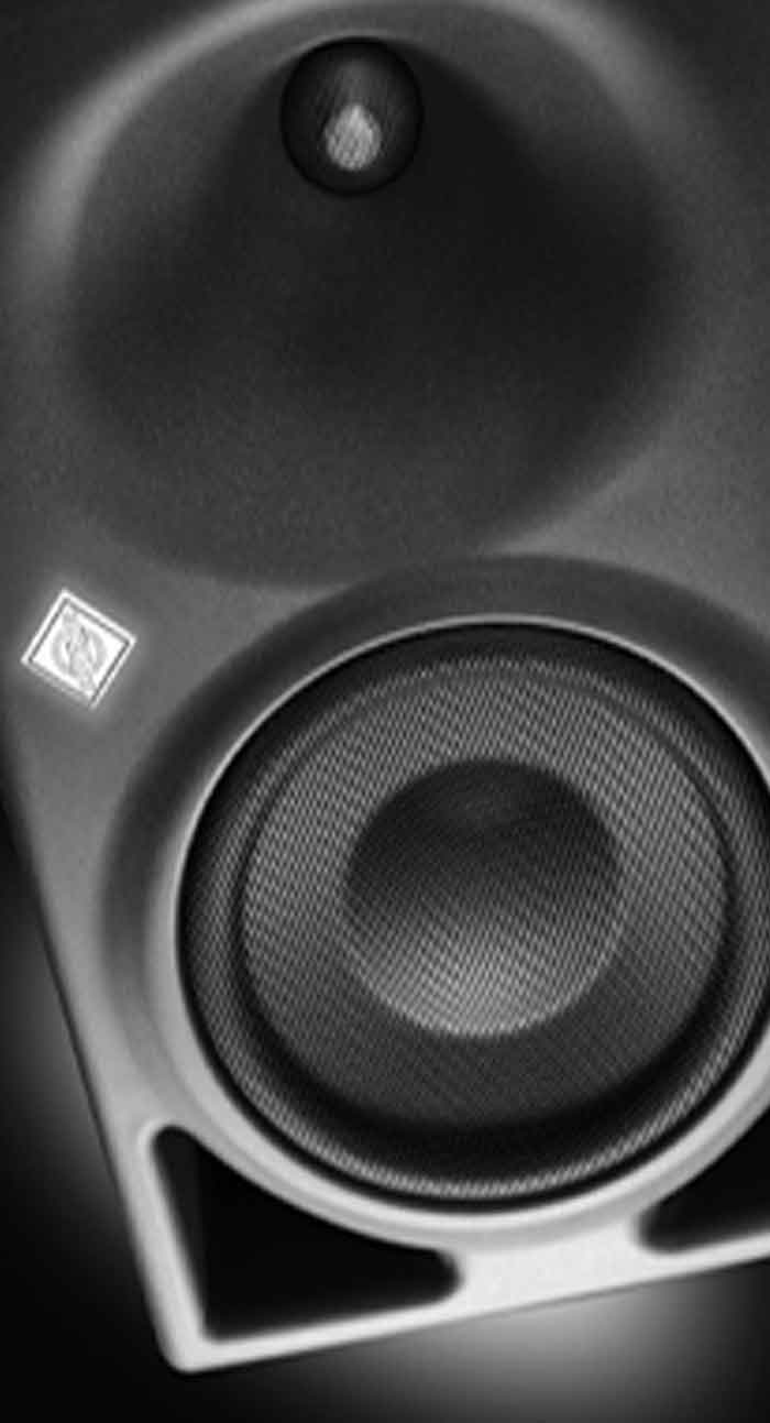 Loa kiểm âm Neumann KH 150 AES67 hình đang miêu tả loa kiểm âm có kích thước nhỏ gọn