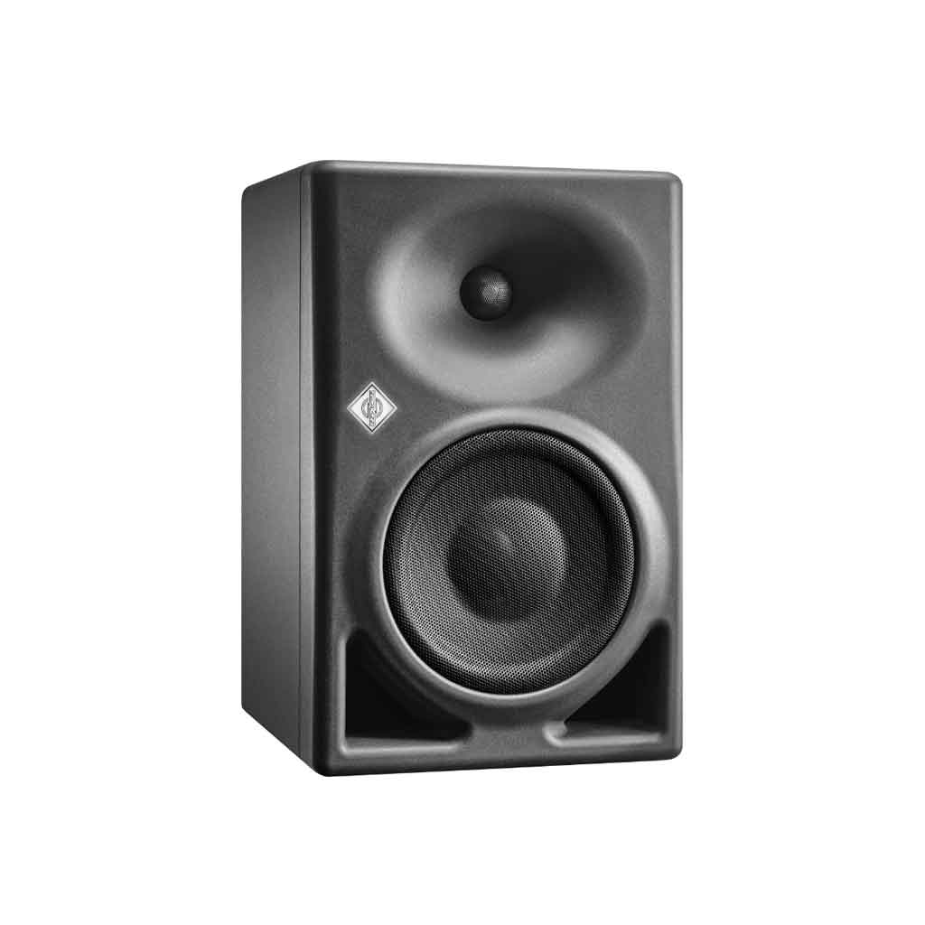 Loa kiểm âm Neumann KH 150 AES67 hình chụp miên tả loa đang được đặt đứng có tông màu đen đẹp mặt