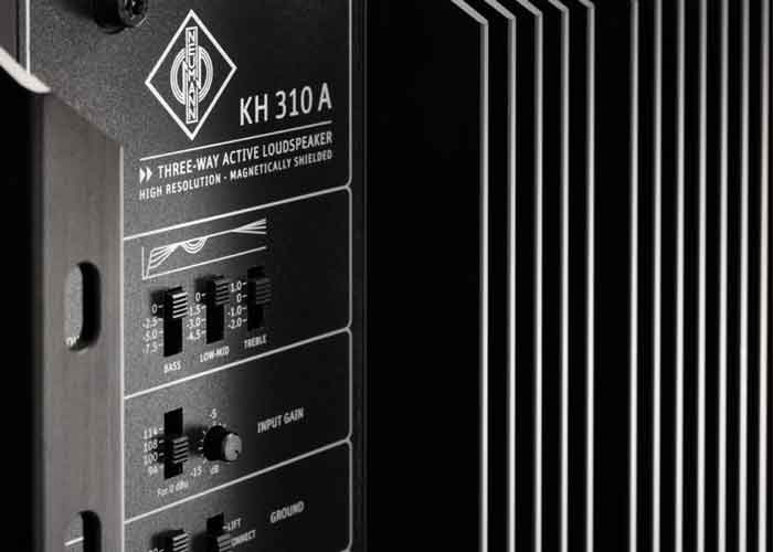 Loa kiểm âm Neumann KH 310 hình ảnh đang miêu tả mặt sau của loa kiểm âm có đầy đủ nút tùy chỉnh