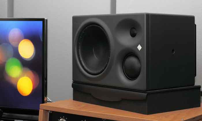 Loa kiểm âm Neumann KH 310 loa đang được set úp đặt trên bàn
