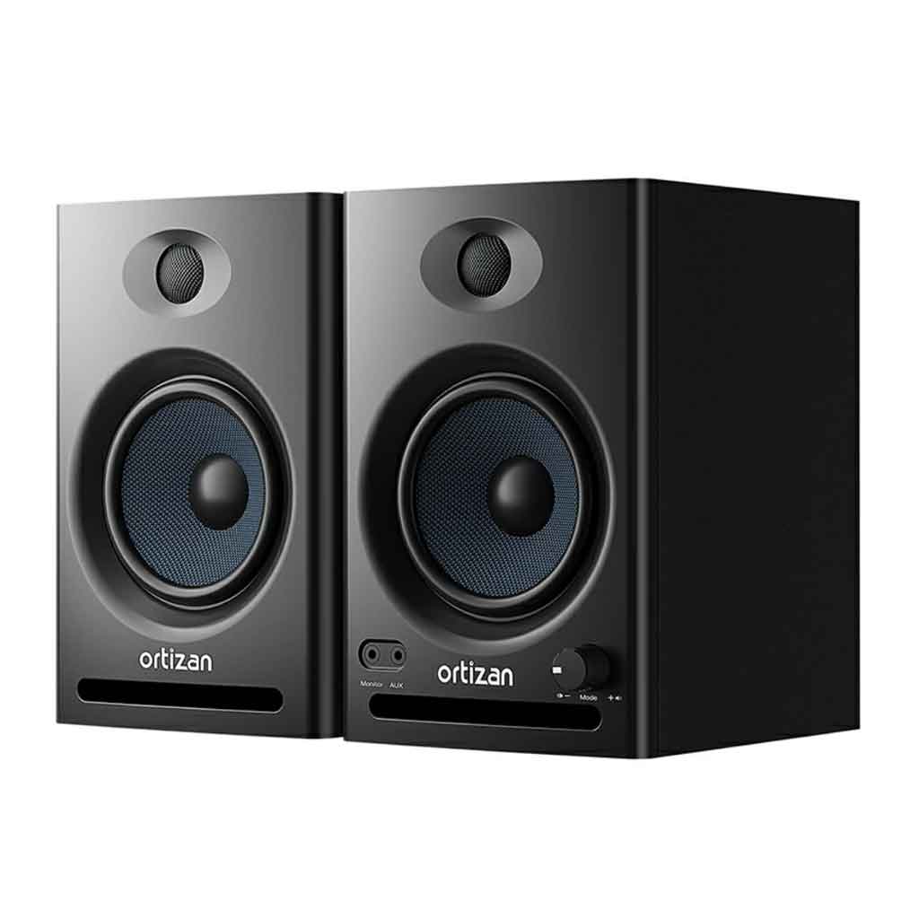 Loa Kiểm Âm Ortizan C7 hình đang được chụp miêu tả thiết kế 2 đường tiếng một loa woofer (loa trầm) kích thước vừa, có màng loa màu xanh navy đậm