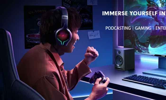 Loa Kiểm Âm Ortizan C7 hình đang được miêu tả cậu thanh niên đang sử dụng cặp loa kết nối với PC và đang chơi game 