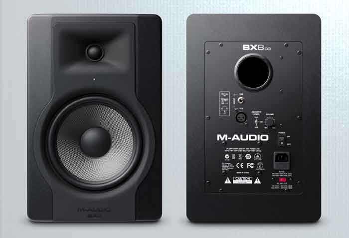 M-Audio BX8D3 Studio Monitor hình đang được miêu tả chụp chi tiết sản phẩm mặt trước và sau của loa BX8D3 trong nền xám trắng sáng 