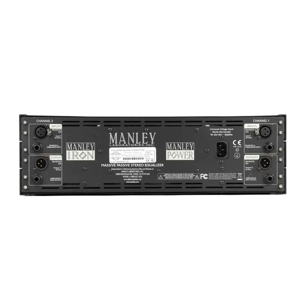 Manley Massive Passive Mastering Version hình đang được chụp miêu tả chi tiết mặt sau của sản phẩm với có thiết kế 8 phích cắm đầu vào các loại và 1 phích công tắc nguồn 