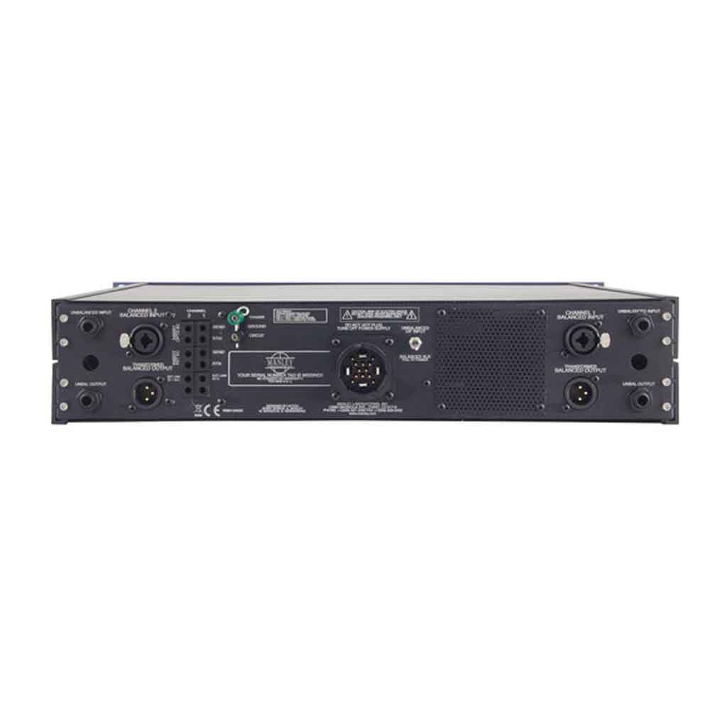 Manley SLAM! Preamp Micro hình đang được chụp miêu tả chi tiết mặt sau của sản phẩm với có thiết kế đầy đủ phích cắm đầu vào các loại và 1 phích công tắc nguồn 