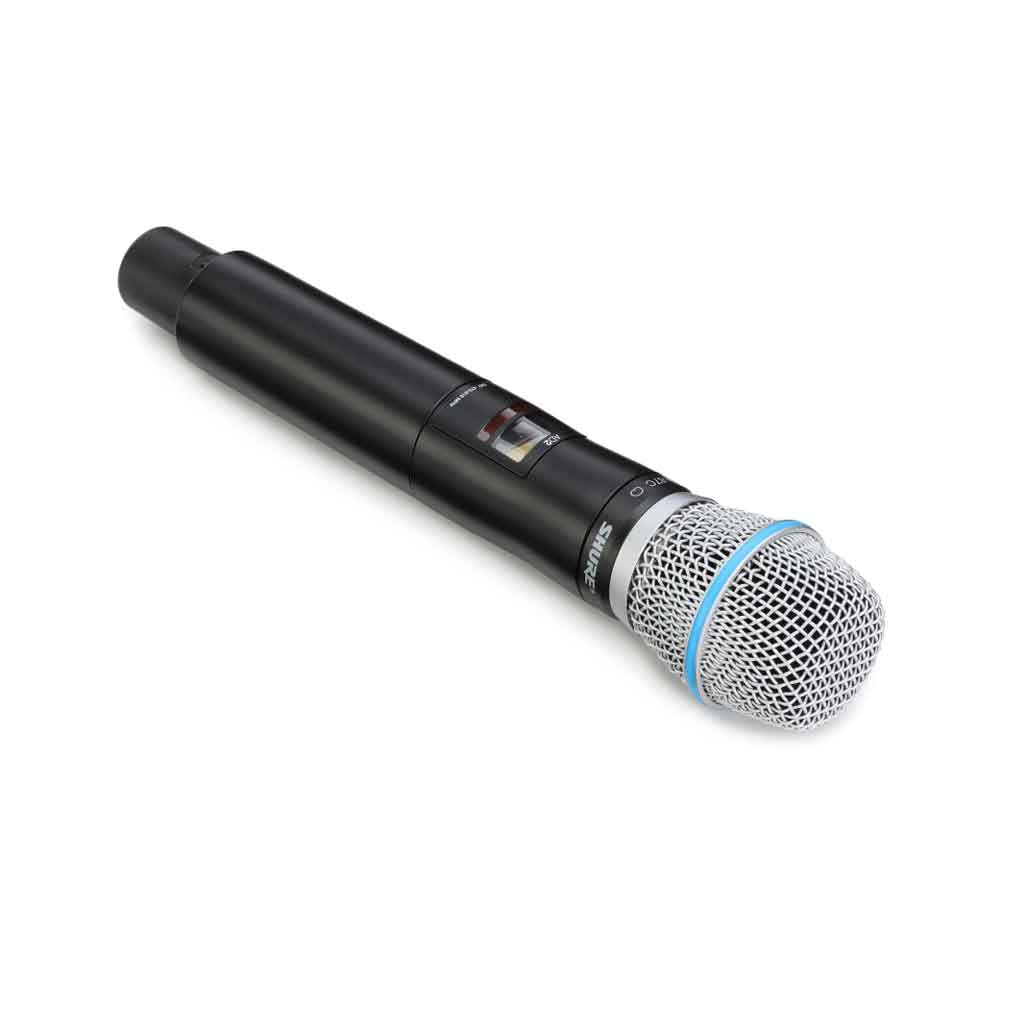 Micro không dây cầm tay Shure AD2/B87C hình đang miêu tả hiển thị màn hình LCD hiển thị thông tin kênh, tình trạng pin, RF, audio, v.v.
