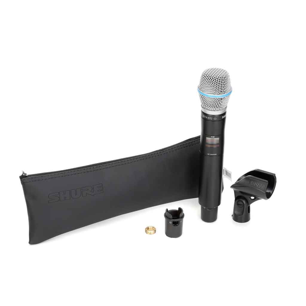 Micro không dây cầm tay Shure AD2/B87C hình đang được miêu tả hình đang được chụp miêu tả chi tiết sản phẩm micro có đầy đủ phụ kiện kèm theo