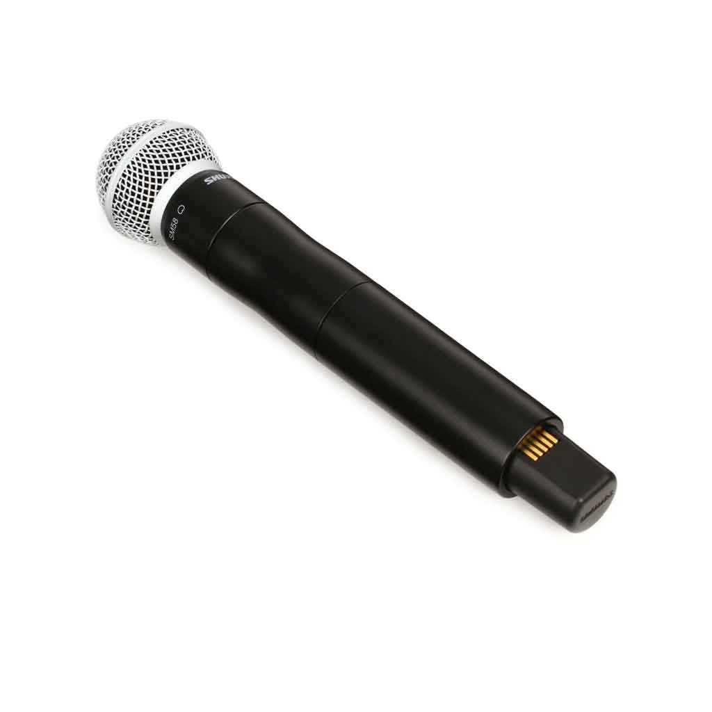 Micro không dây cầm tay Shure AD2/SM58  hình đang được miêu tả chụp góc nghiêng với thiết kế màng lưới bảo vệ micro có mày trắng bạc 