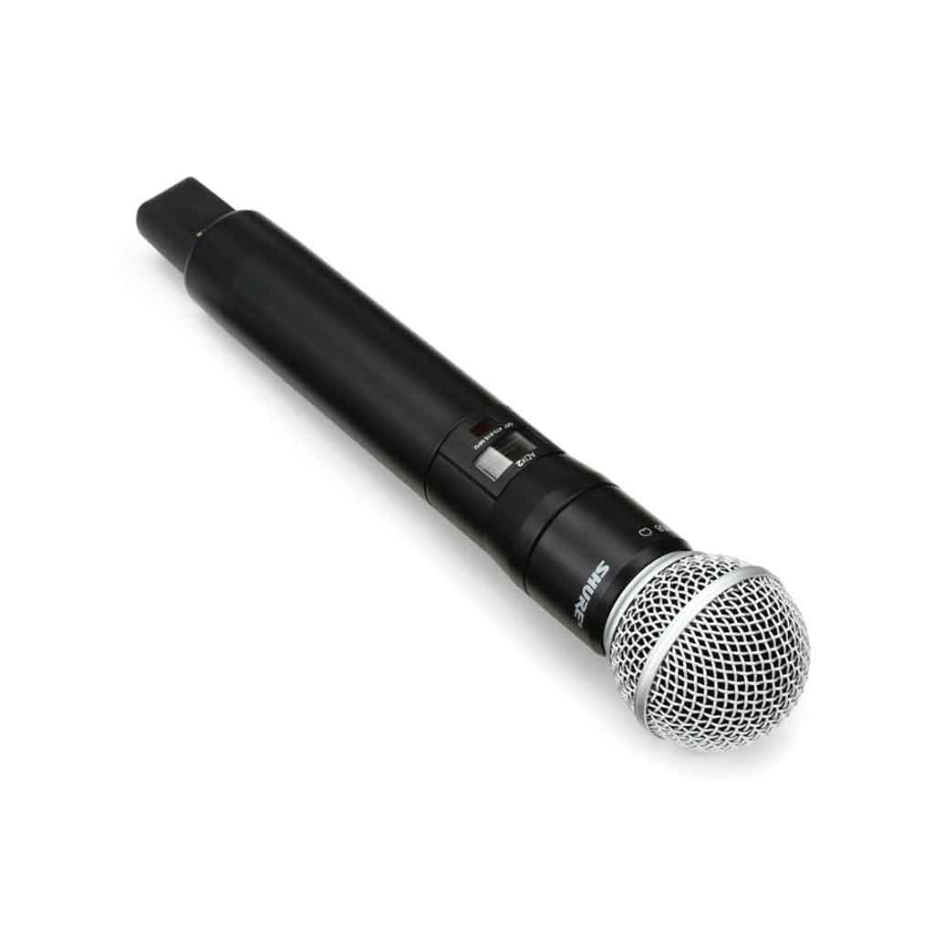 Micro không dây cầm tay Shure ADX2/SM58  hình đang được miêu tả chụp góc nghiêng với thiết kế màng lưới bảo vệ micro có mày trắng bạc 