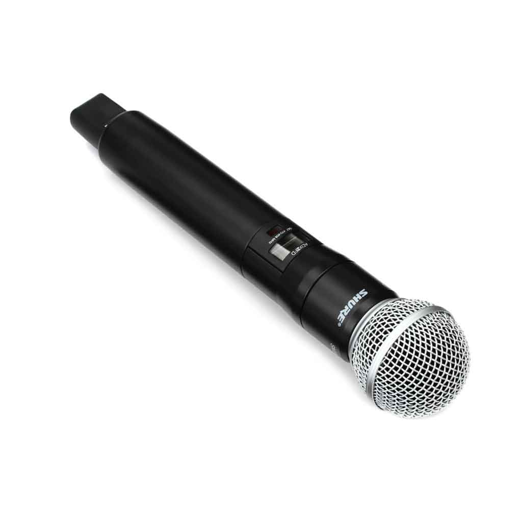 Micro không dây cầm tay Shure ADX2FD/SM58 hình đang đang miêu tả chi tiết trên thân có màn hình LCD nhỏ hiển thị thông tin tên model: ADX2FD  Tần số đang hoạt động  Trạng thái sóng và pin