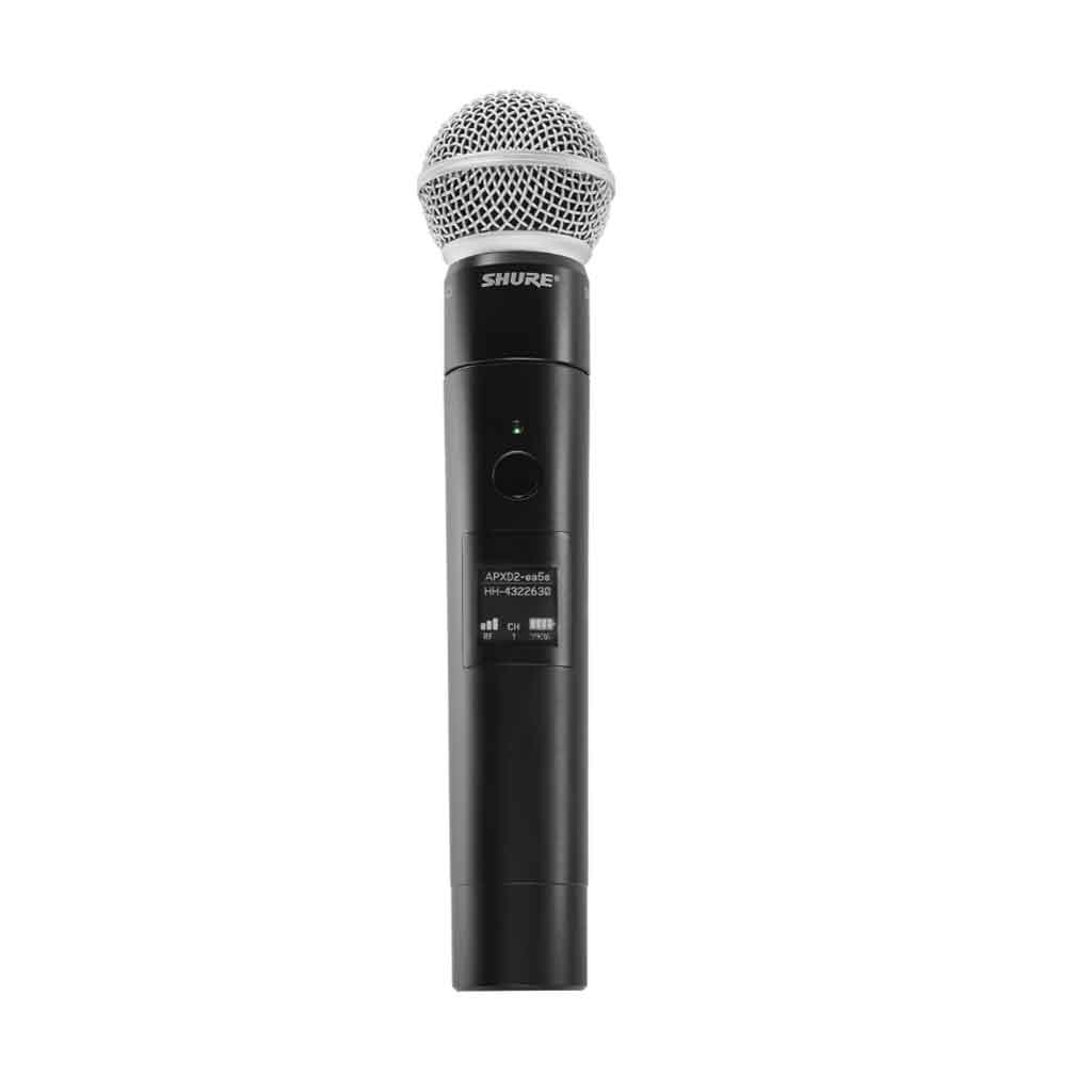 Micro không dây cầm tay Shure MXW2X  hình đang được miêu tả với thiết kế tổng thể  Thân micro màu đen, dạng ống thuôn dài, vừa tay cầm.
