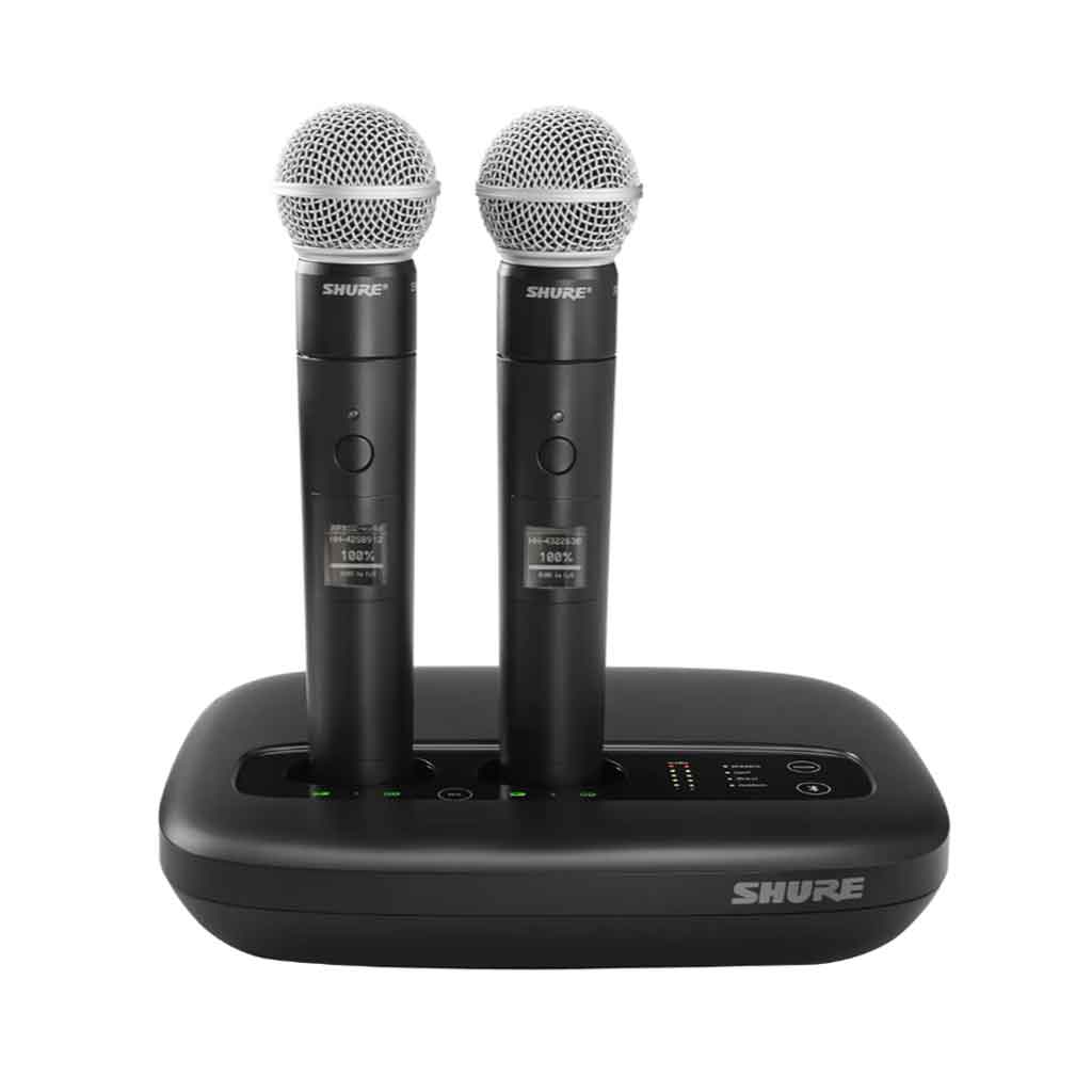 Micro không dây cầm tay Shure MXW2X hình đang được miêu tả 2 micro không dây cầm tay (handheld transmitters), dạng kỹ thuật số, có màn hình hiển thị thông tin như tên thiết bị, tình trạng pin hiển thị 100%