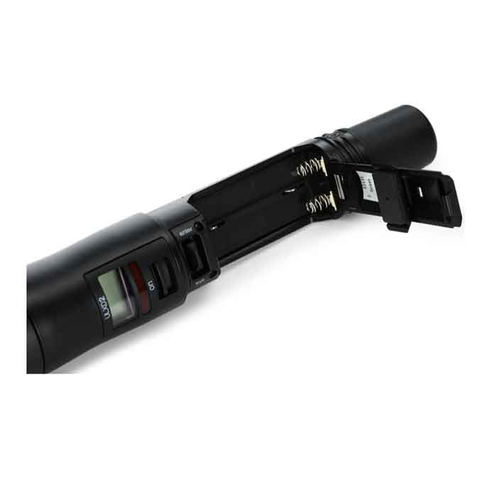 Micro không dây cầm tay Shure ULXD2/B58 hình đang được miêu tả chụp chi tiết góc bên trong lắp đặt bin 