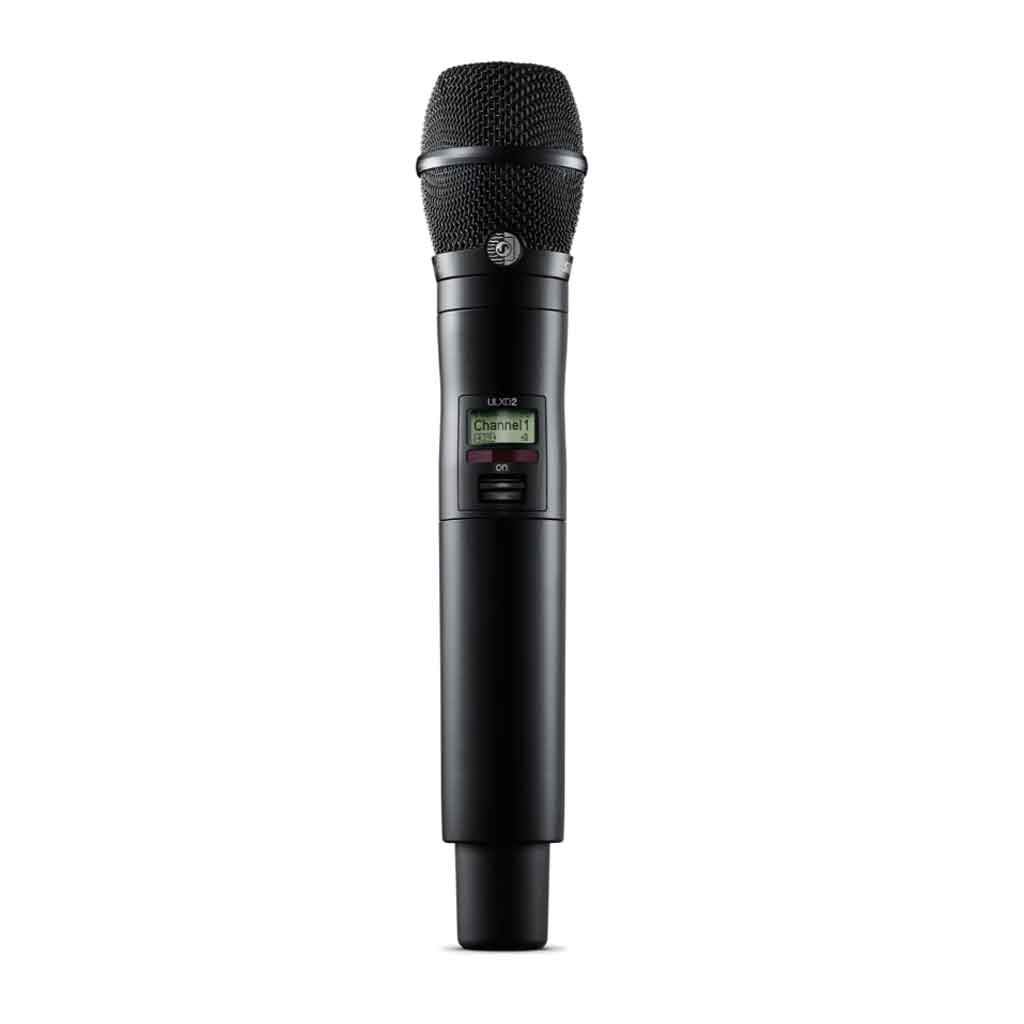 Micro không dây cầm tay Shure ULXD2/K11B hình đang được chụp miêu tả chi tiết micro có thiết kế màu đẹp đẹp mặt và huyền bí trong khoảng không nề trắng 
