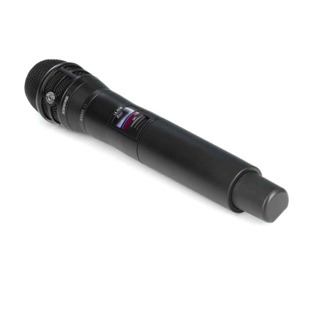 Micro không dây cầm tay Shure ULXD2/K8B hình đang được miêu tả thiết kế ➤ màn hình LCD hiển thị kênh, tần số, mức pin và trạng thái kết nối.