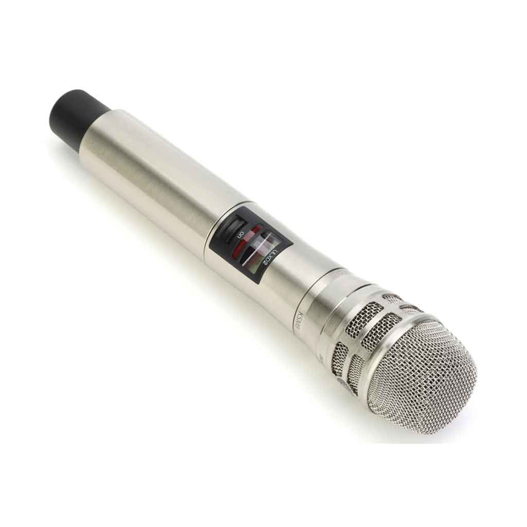 Micro không dây cầm tay Shure ULXD2/K8N hình đang được chụp miêu tả chi tiết màn hình LCD hiển thị kênh, pin, tình trạng kết nối.