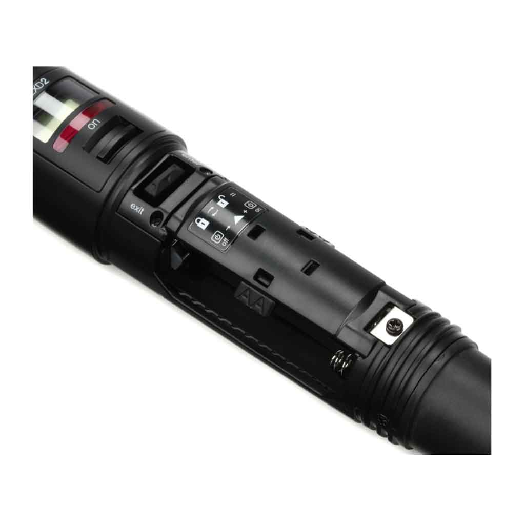 Micro không dây cầm tay Shure ULXD2/SM58 hình đang được miêu tả chụp chi tiết góc bên trong lắp đặt bin