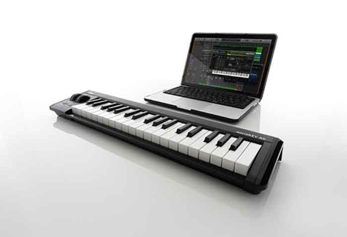 Korg microKEY Air-61 hình đang được chụp sản phẩm được đặt trên bàn với laptop 