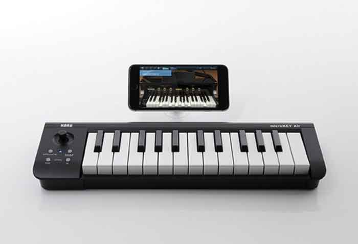 Korg microKEY Air-61 sản phẩm đang được đặt trên bàn cạnh điện thoại 